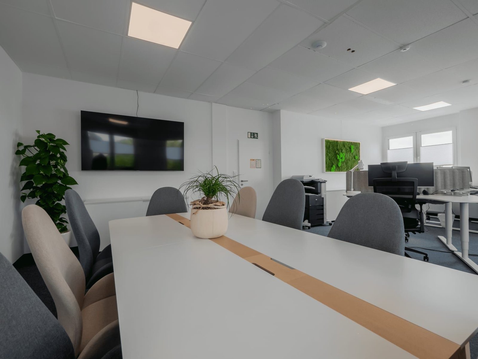 Besprechungstisch im Büro der FISEKON GmbH, dahinter die Arbeitsplätze des Konstruktionsteams