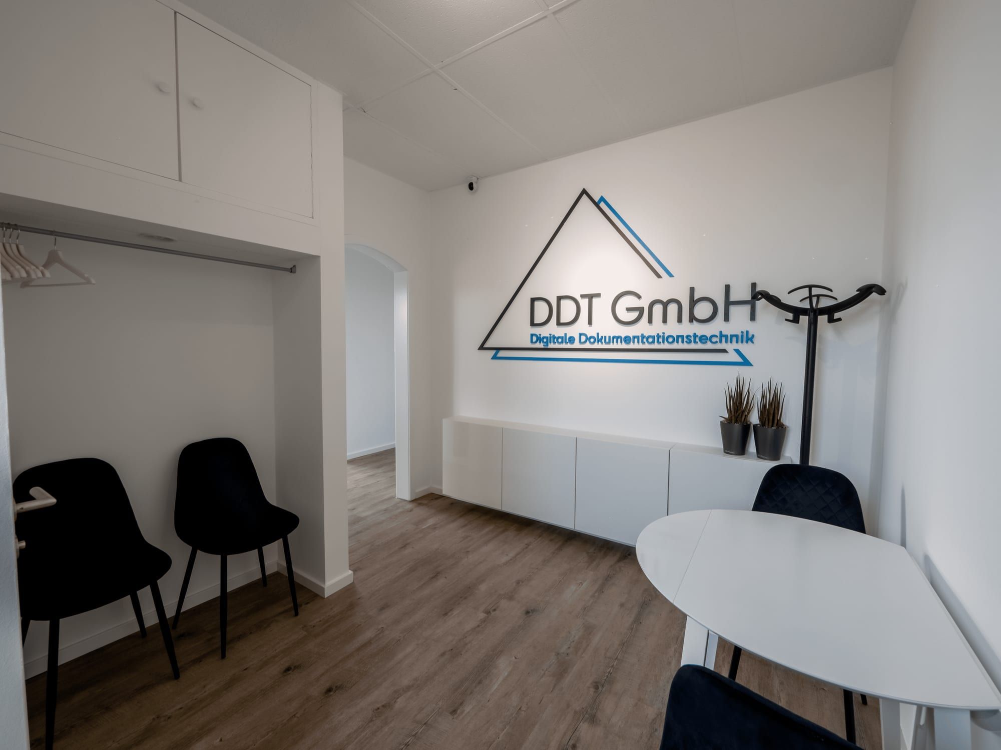 The lettering “DDT GmbH – Digitale Dokumentationstechnik” in the reception area