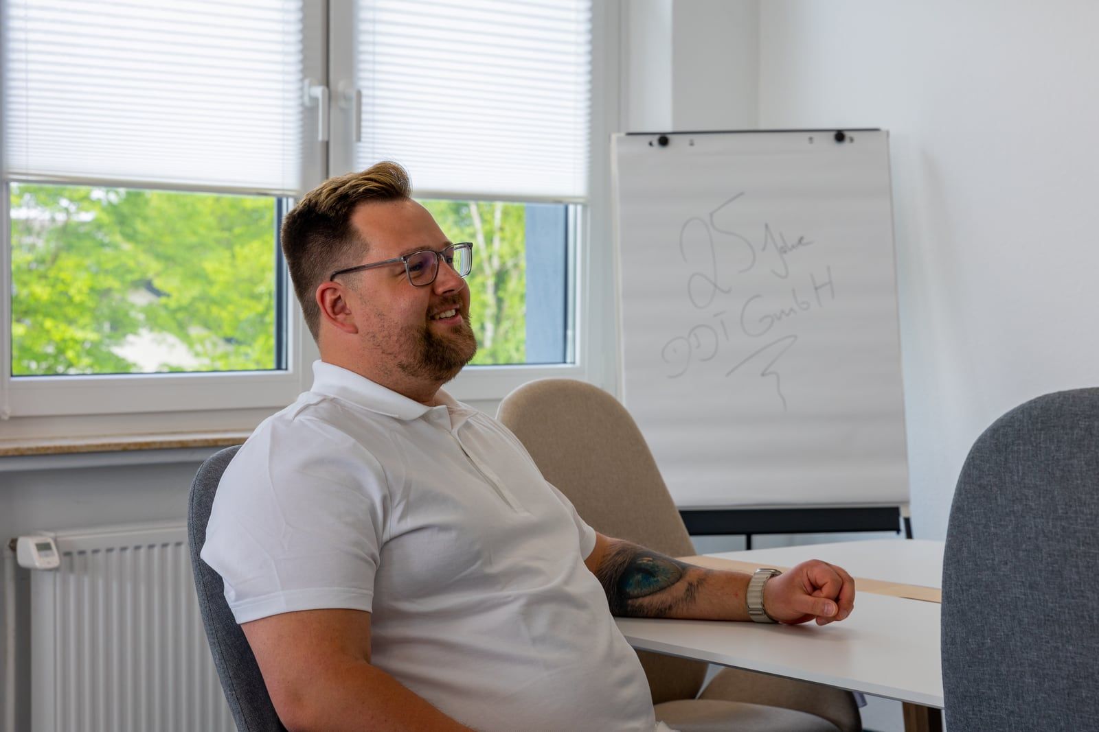 Three FISEKON GmbH employees coordinating a project at the meeting table